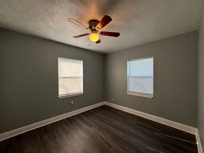 Building Photo - Charming 3-Bedroom 1-Bathroom Duplex Utilities Included!