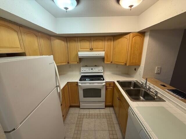 Building Photo - 1500 SE Royal Green Cir