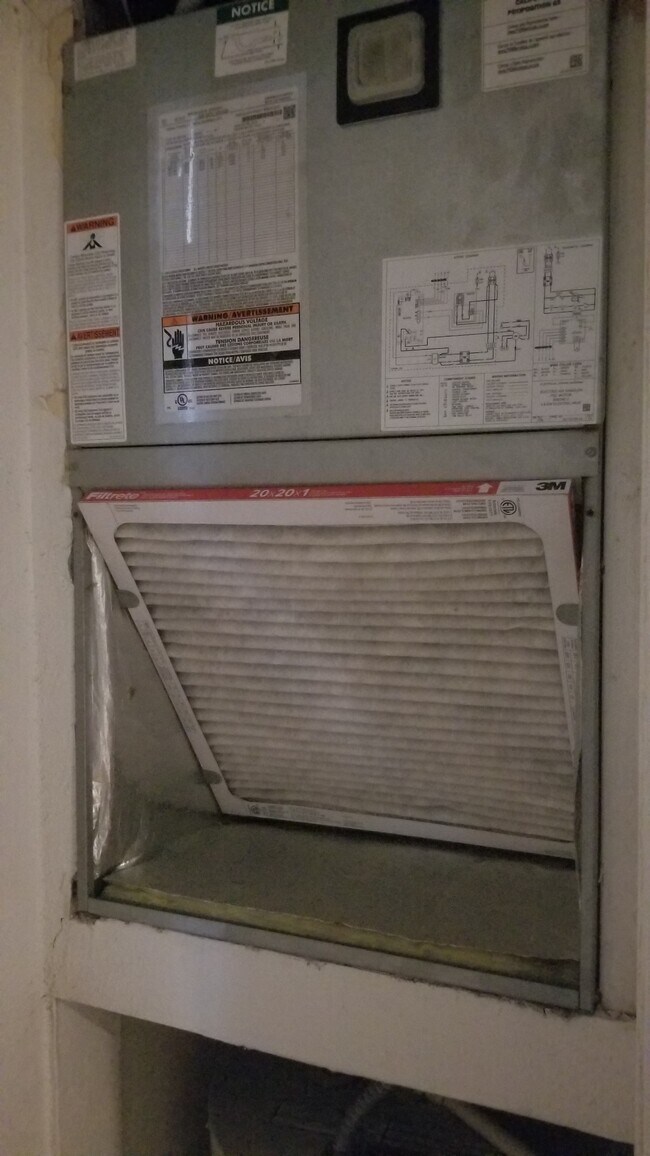 Building Photo - 977 Riverside Dr