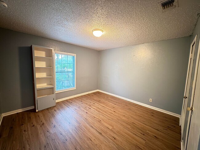 Building Photo - 1602-1604 N Park St