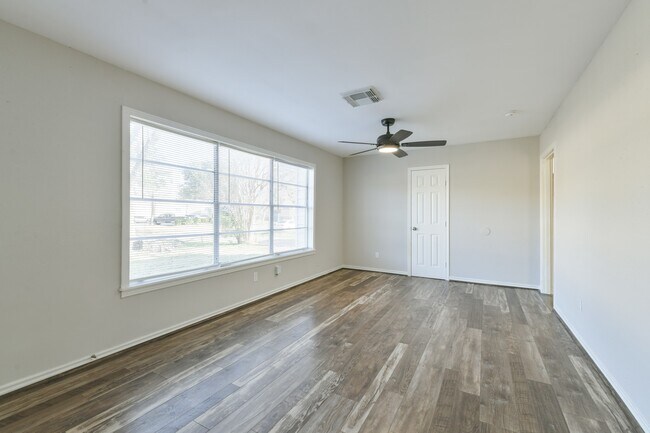 Building Photo - 1206 Houston Ave