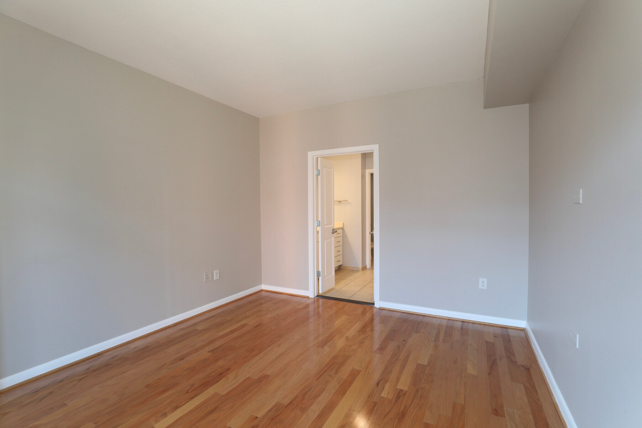 Building Photo - 1001 L St NW