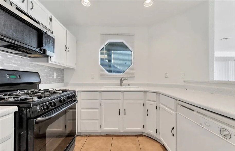 Building Photo - 5076 S Rainbow Blvd