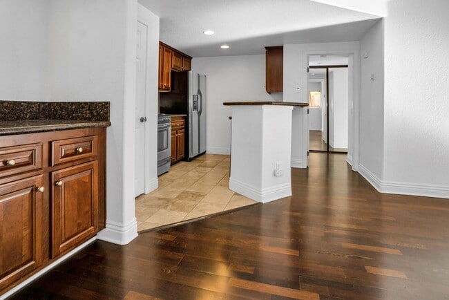 Building Photo - Great one bedroom in UTC!