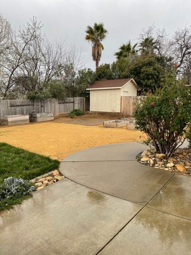 Building Photo - $300 Move in Special ~ 3 Bedroom Located in Country Heights Subdivision!