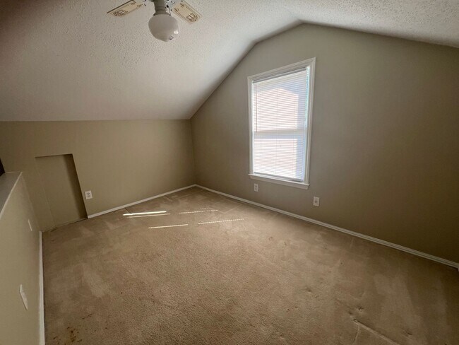 Building Photo - Centrally Located 3 Bedroom House