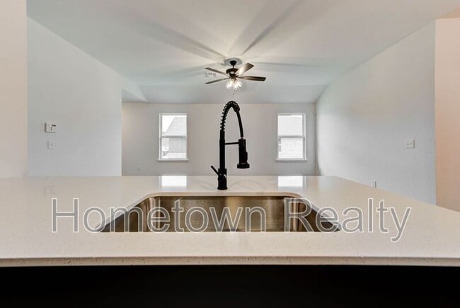 Building Photo - 414 N Cyn Ter
