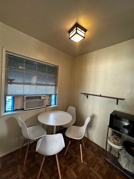 Dinette - 309 N Hollywood Way