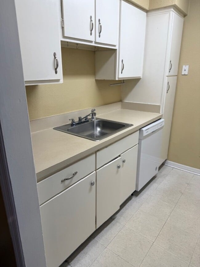 Building Photo - SERRAVELLA 2-BEDROOM CONDO