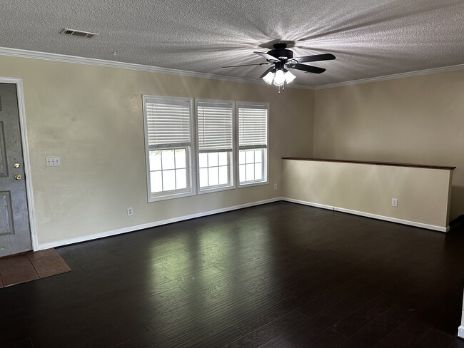 Living room or family room - 124 Kent St