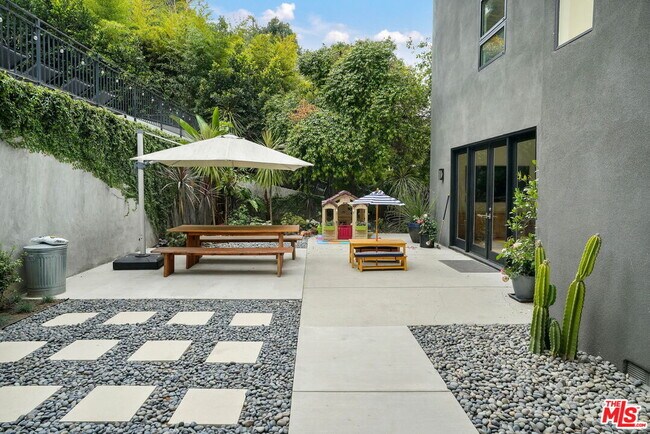 Building Photo - 2418 Canyon Oak Dr