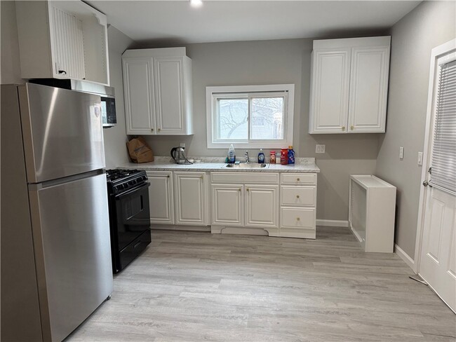 Building Photo - 14 Willow Pl