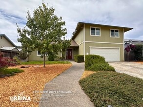 Building Photo - Spacious East Petaluma Home with Main-Floor Bedroom Suite