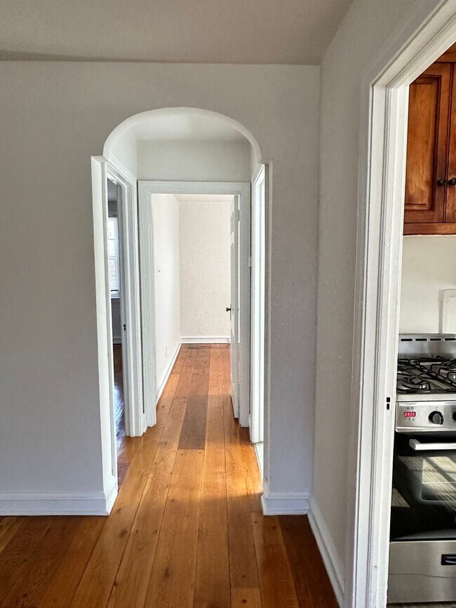 Building Photo - 2819 W Queen Ln