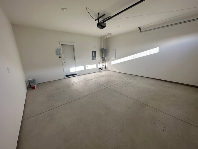 Building Photo - POOL & Clubhouse! 3 Bdrm, 2.5 Bath 1450 sq ft Townhouse, All Appliances, Gas Heat & A/C, Pet OK, ...