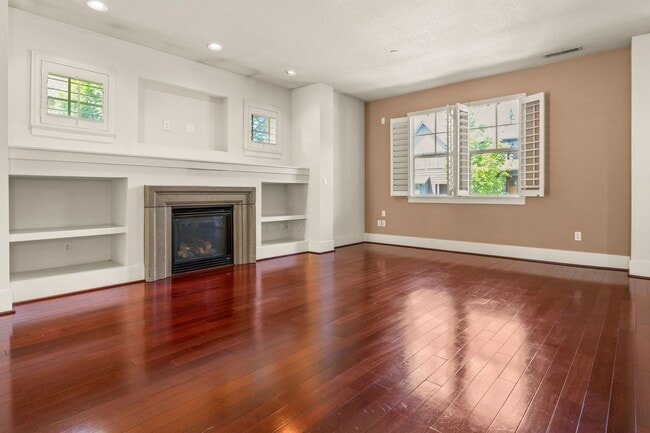 Building Photo - Must See! Luxury Townhome in West Sylvan Hills - Clubhouse/Pool/Garage!