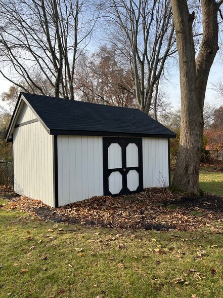 Outdoor shed - 3803 Brunswick Dr