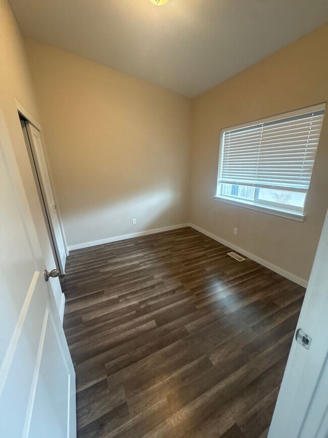 Building Photo - single story with garage