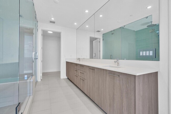 Building Photo - Stunning High-Rise Condo with Ocean Views | Prime Beach Location