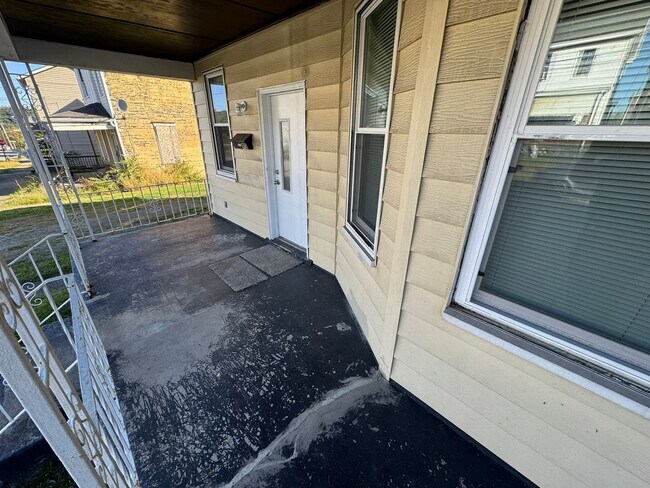 Building Photo - Enormous Completely Updated 4-Bedroom 1-Bath House w/ Flat Yard!!!