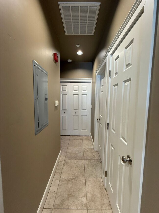 Building Photo - B11110E