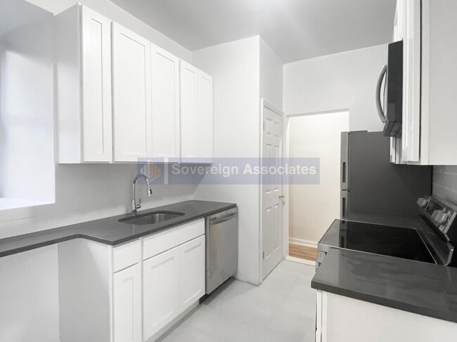 Building Photo - 209 W 108th St