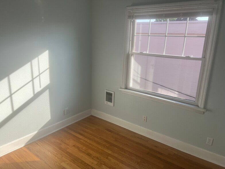Ample natural sun light - 711 NE Randall Ave