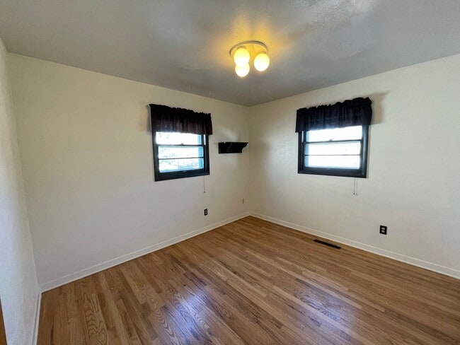 Building Photo - 3 Bed 2 Bath Home With 2000+ Square Feet With Exclusive Access to Rock Island Trail!!