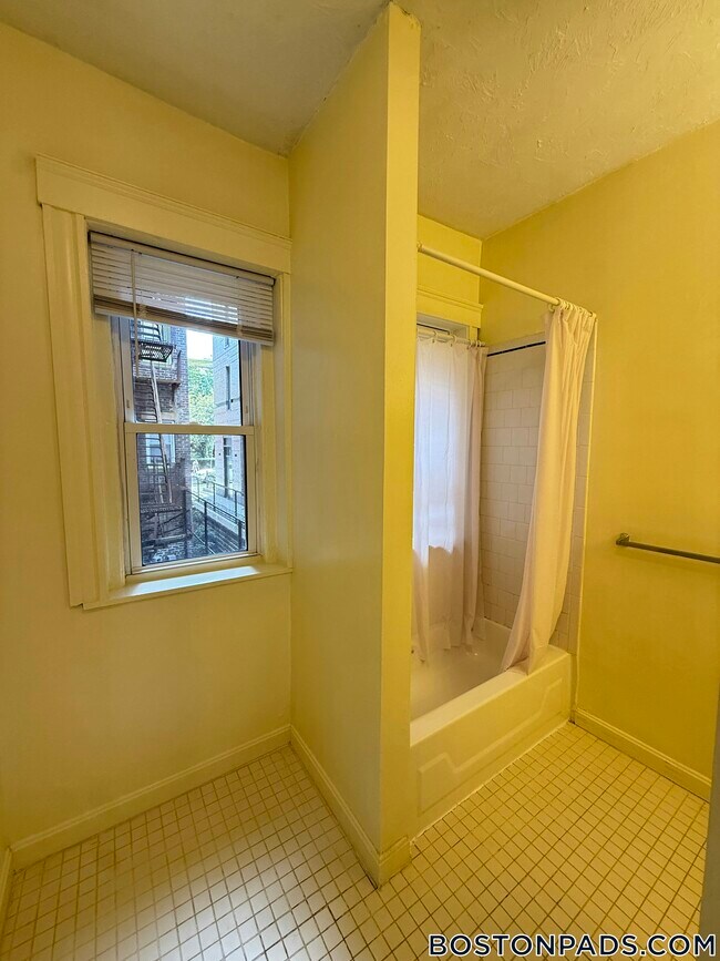 Building Photo - 55 Queensberry St