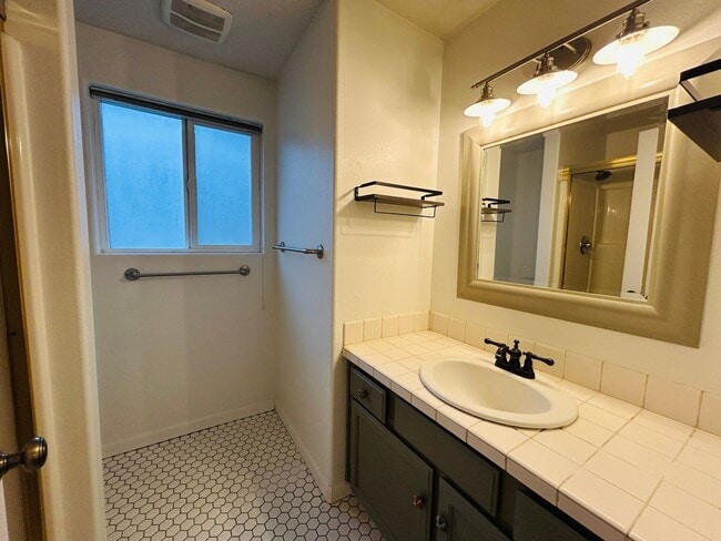 Building Photo - Adorable SW Portland Home Now Available