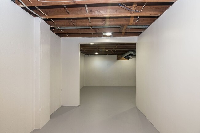 Building Photo - 2420 N Circle Dr