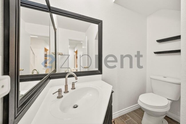 Building Photo - 10215 Variel Ave