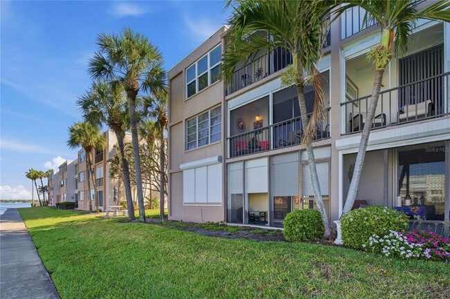 Building Photo - 7540 Bay Island Dr S