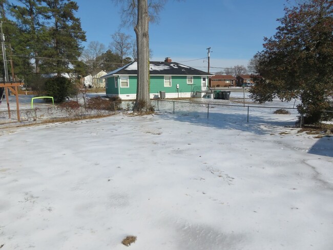 Building Photo - Colonial Heights