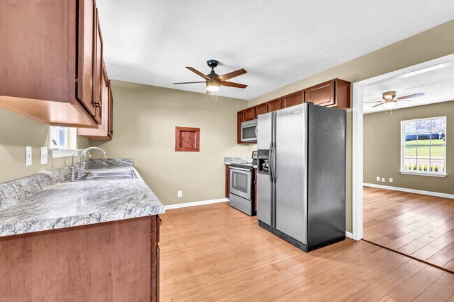 Building Photo - Amazing 3 bedroom 2 bathroom close to Fort...