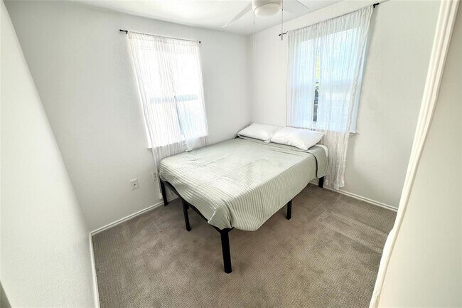 Building Photo - 505 E 4th St