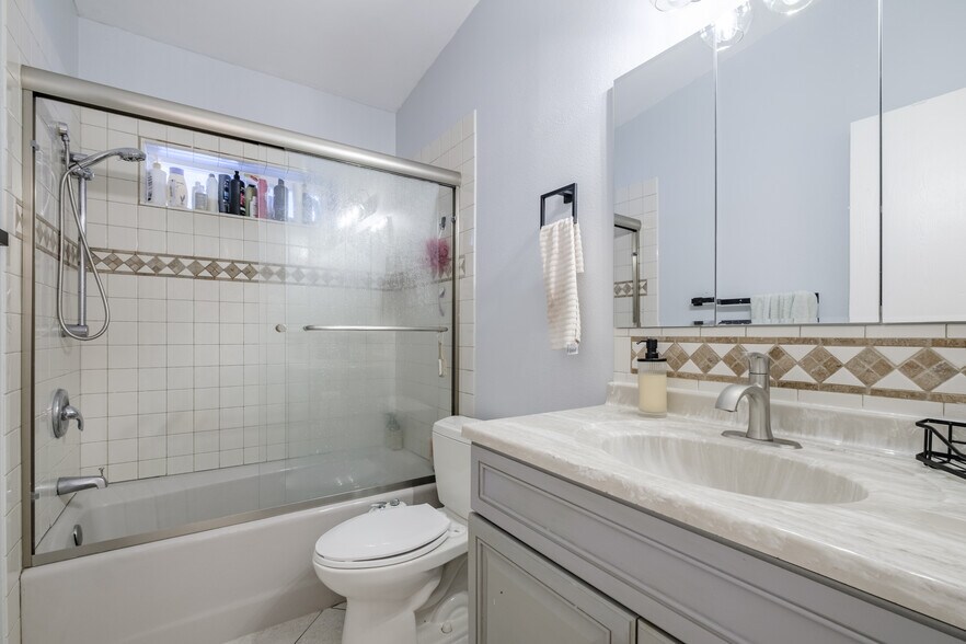 Building Photo - 5521 27th Ave