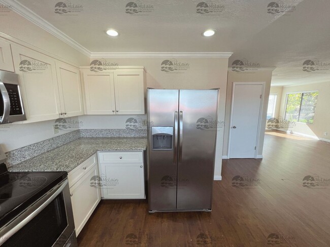 Building Photo - 3 Bed/2 Bath Two Story Townhome in Gated C...