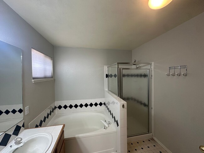 Building Photo - 3 bedroom, 2 bath home in Sparks! Must see!!!