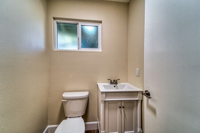 Building Photo - Spacious 4-Bedroom Home with Modern Amenit...