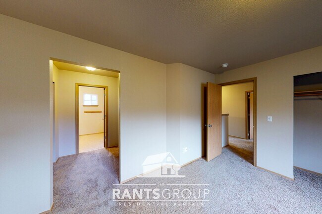 Building Photo - Great Location! Easy JBLM Commute!