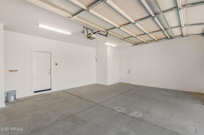 Building Photo - 15138 W Hadley St