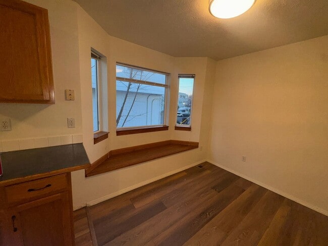 Building Photo - 807 E Mission Ave