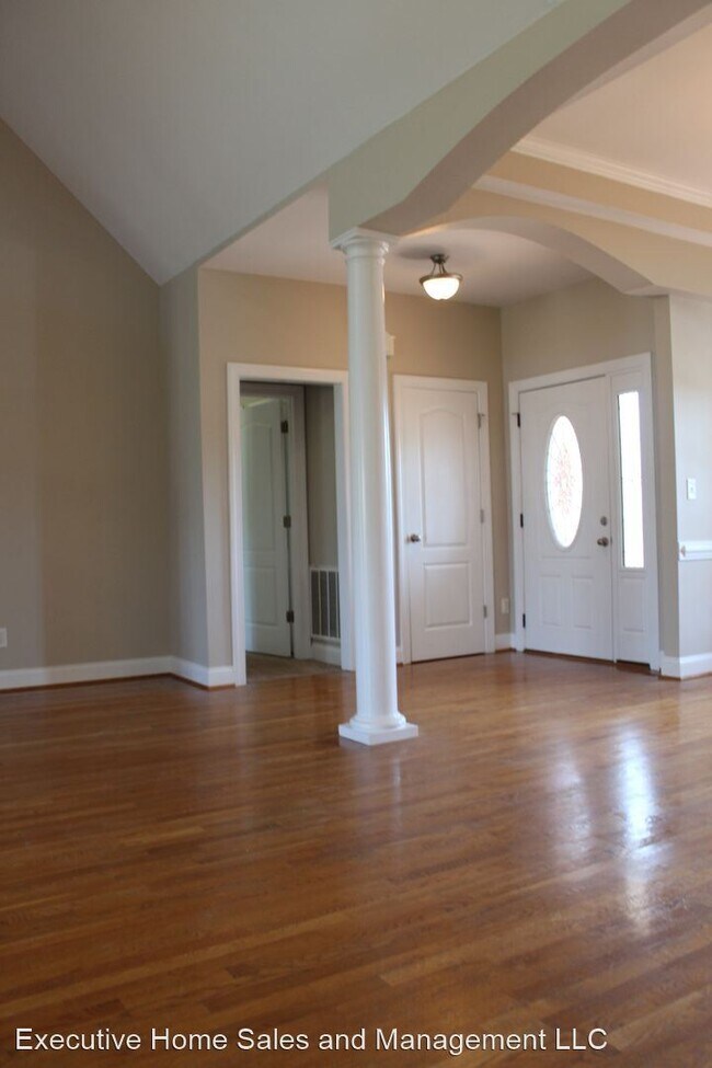 Building Photo - 3 br, 2 bath House - 201 Maddux Dr