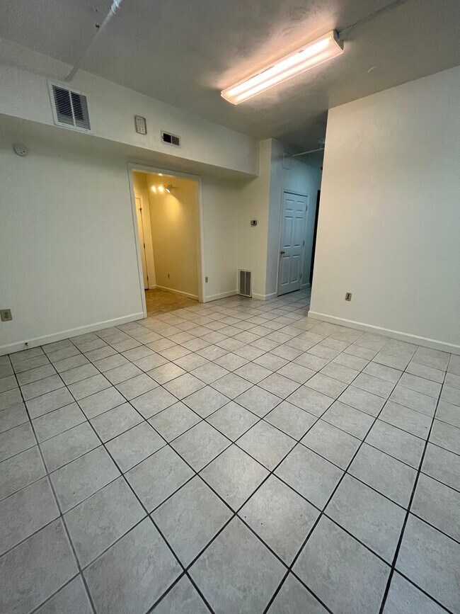 Building Photo - Prime location 2 Bedroom 1 Bath with Den D...