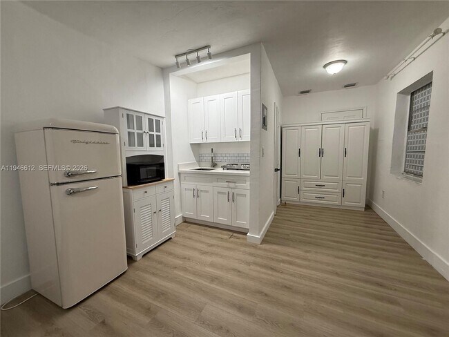 Building Photo - 481 E 31st St