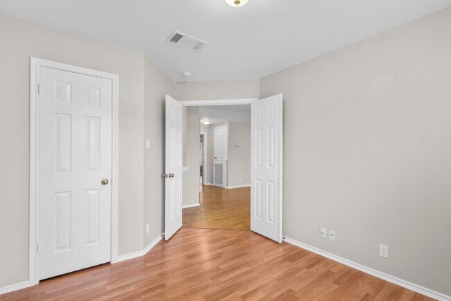 Building Photo - 905 Lodosa Dr