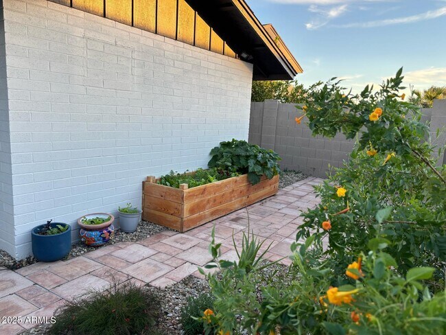 Building Photo - 4414 S Terrace Rd