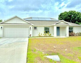Building Photo - Beautiful open floorplan, split bedrooms, ...