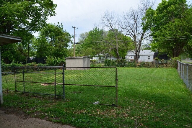 Building Photo - 3 Bedroom 1 Bath home with a Fenced back Yard!